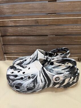 Crocs marble shoes women 10 size 8 men